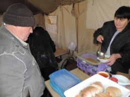Бездомных начали кормить горячими обедами за 15 грн. в день