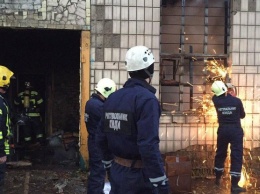 В Киеве на территории авторемонтного завода произошел пожар (фото)