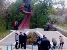 Одесские школьники приняли участие в благоустройстве мемориала морякам-подводникам