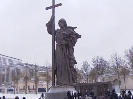 У московского кремля установили памятник киевскому князю Владимиру