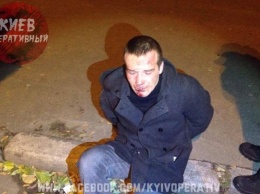 В Киеве на Героев Днепра школьники поймали и избили вора