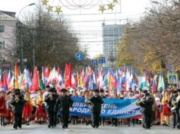В Крыму участие в шествиях ко Дню народного единства приняли более 40 тысяч человек, половина из них - в Симферополе (ФОТО)