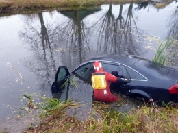 Автомобиль с семьей с ребенком затонул в болоте в Подмосковье