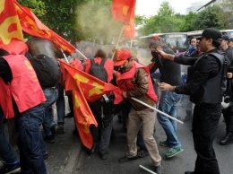 Для разгона митингующих в Стамбуле полицией был применен слезоточивый газ