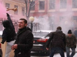 Украинское консульство в Санкт-Петербурге забросали костями