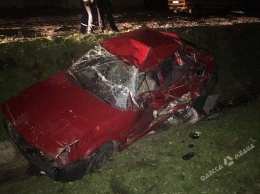 Пассажирский поезд Одесса-Ужгород врезался в застрявший на рельсах автомобиль