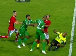 Взбесившийся бразильский футболист устроил "мортал комбат" на поле - видеофакт