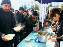В Алчевске очередная ярмарка: кормили кулешом и проводили конкурсы