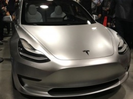 В Сети появились фото интерьера прототипа Tesla Model 3