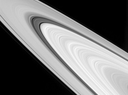 «Кассини» сделал детальные фото колец Сатурна