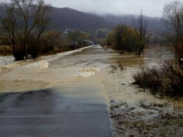 Непогода на Закарпатье вызвала наводнение и оползни