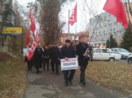 Несколько десятков полтавчан вышли на марш против коррупции (ФОТО)