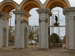 В Керчи почти за 500 тыс рублей отреставрировали арку в Приморском парке