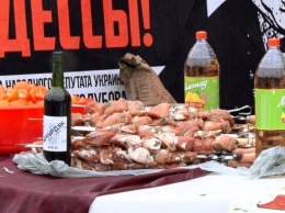 По случаю отставки Саакашвили возле ОГА устроили народные гулянья с шашлыками и плясками