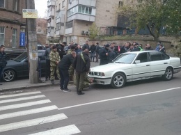 В Киеве на Татарке мужчины в камуфляже заблокировали авто с российскими номерами