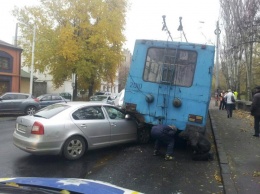 ДТП в Одессе: легковушка разбилась об троллейбус при попытке его обогнать