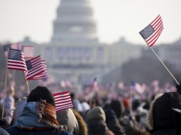 В США на избирательный участок, где ждали Трампа, ворвались две женщины топлесс