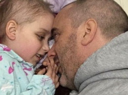 После курса химиотерапии у 7-летней девочки осталась последняя ресничка