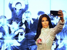 В музее Тюссо появилась точная копия Ким Кардашьян, делающая селфи
