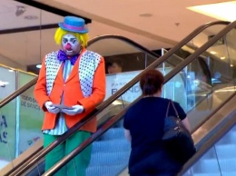 Звездой интернета стал клоун, который жестоко пошутил над посетительницей торгового центра (ВИДЕО)