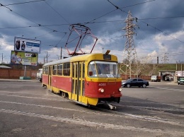 В центре Кемерова девушка руками остановила трамвай