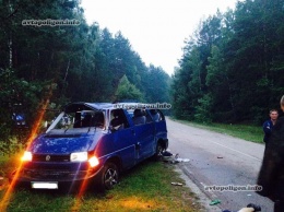 ДТП на Черниговщине: VW Transporter вылетел с дороги - погибли два человека. ФОТО