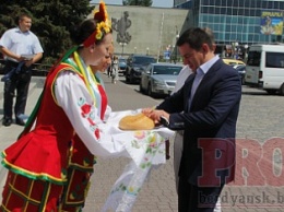 В Бердянске губернатора встречали хлебом-солью