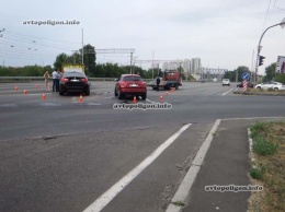 ДТП в Киеве: на Дарницком шоссе не разминулись BMW X6 и Nissan Juke. ФОТО