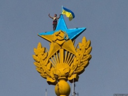 МИД Украины призвал граждан не выезжать за границу без желто-синего флага