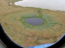 В озеро стала превращаться гигантская воронка на Ямале
