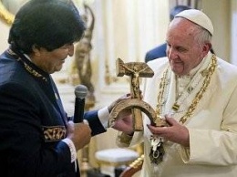 Распятие в форме серпа и молота подарили Папе Римскому