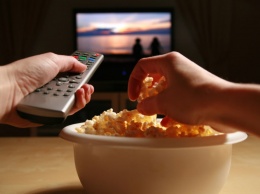 Ученые рассказали о вреде еды перед телевизором