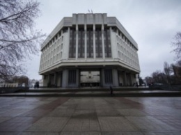 Глава Симферополя возмущен: Возле здания парламента Крыма каждую неделю сносят забор
