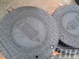В Житомире начали устанавливать уникальные канализационные люки