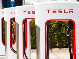 Tesla отменяет бесплатную заправку электромобилей