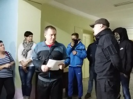 В Запорожской области люди в балаклавах пытались сорвать отчет депутата