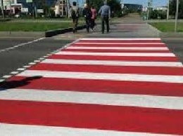 Патрульные предложили мэрии Николаева покрасить пешеходные переходы красно-белым термопластиком