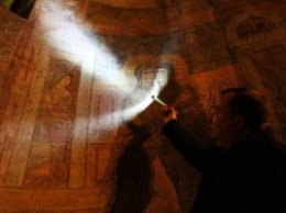 На стенах Софиевского собора обнаружили древние граффити: молитвы, проклятья, признания в любви, ну и котиков