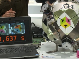 Робот собрал кубик Рубика за 0,637 секунды и поставил рекорд