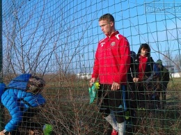 Запорожским юным футболистам на тренировку приходится пробираться... через дырку в заборе