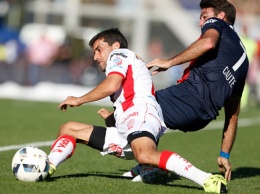 Уругвайский футболист эпично оконфузился, пытаясь остановить соперника - видеофакт