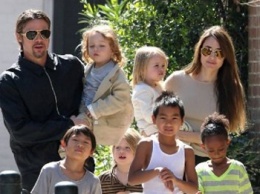 Джоли и Питт наконец поделили детей