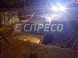 В Киеве такси с пассажиром рухнуло в строительный котлован