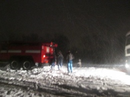 Снегопад в Украине: Спасатели массово выезжают для помощи застрявшим на дорогах из-за снегопада