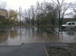 В Николаеве после дождя по улицам можно плыть на лодках