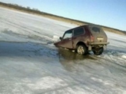Две машины погрузились под лед на Байкале: есть погибшие