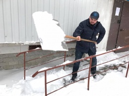 Депутат от Ляшко чистил снег в Ровно и требует отчета от мэра города