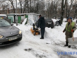 В Киеве дворы убирали 4600 коммунальщиков