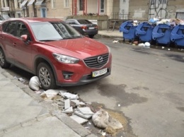 В Одессе мусором завален переулок за Оперным театром (ФОТО)