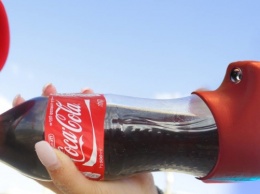 Coca-Cola распространила на израильском фестивале бутылку с насадкой для автоматической съемки селфи